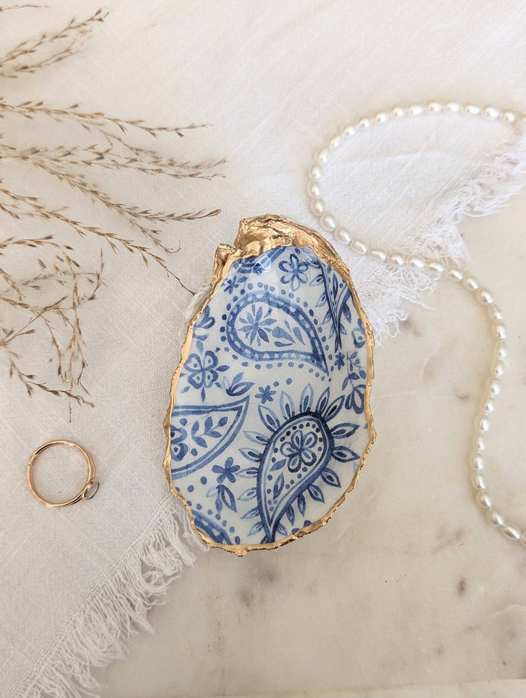 Chinoiserie Oyster Shell Ring Dish: Daisy