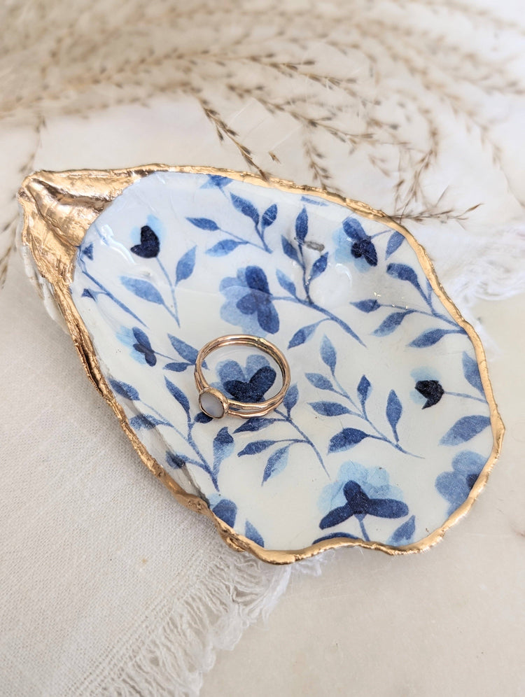 Chinoiserie Oyster Shell Ring Dish: Daisy